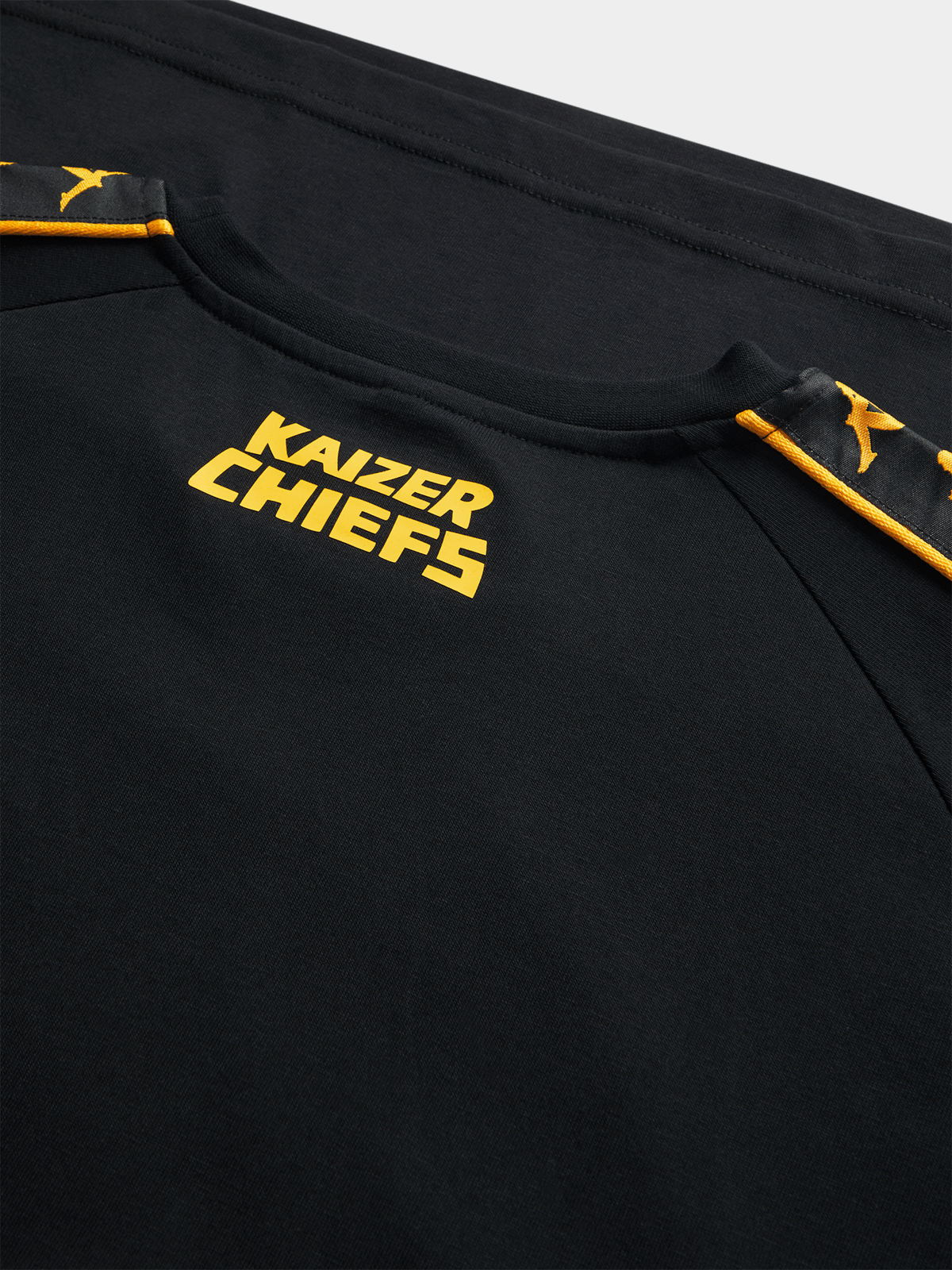Kappa Men's Kaizer Chiefs 222 Banda Coena Slim-Fit Black Cotton Tee